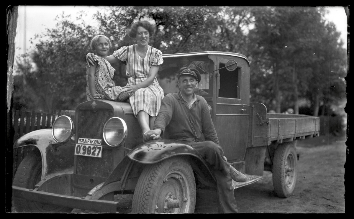 Familj sitter på lastbil