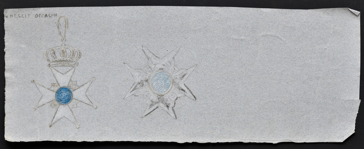 En tegning/skisse av to medaljer gjort med blyan/fargeblyant på gråblått papir. Den til venstre skal forestille et hvitemaljert malteserkors med blå midtmedaljong og en gullfarget krone til oppheng. Dette er/var medaljen til den svenske Nordstjerneordenen (en av tre ridderordener som ble opprettet i Sverige i 1748). Over medaljen står det skrevet "Nescit occasum" som er latinsk for "den (dvs stjernen) kjenner ingen nedgang. Medaljen til høyre ser mer uferdig ut, men den er også korsformet (hvitemaljert) med blå midtmedaljong. Det ser ut som det er menneskehoder rundt midtmedaljongen.