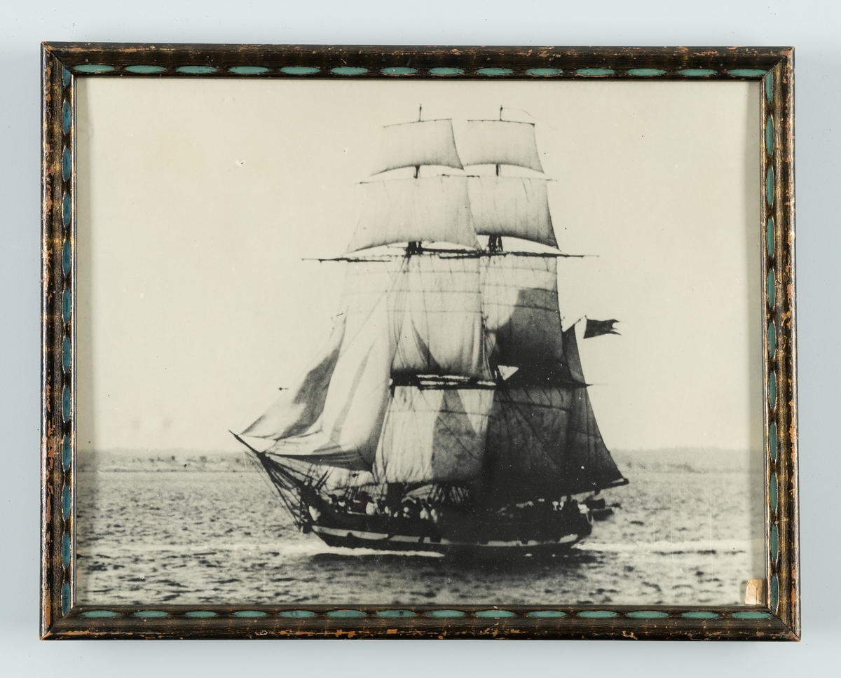 Ett mindre segelfartyg, en så kallad skeppsgossebrigg. Skirner byggdes med fyra tvåpundskanoner, vilka 1879 minskade till två, för att sedan helt tas bort 1886.