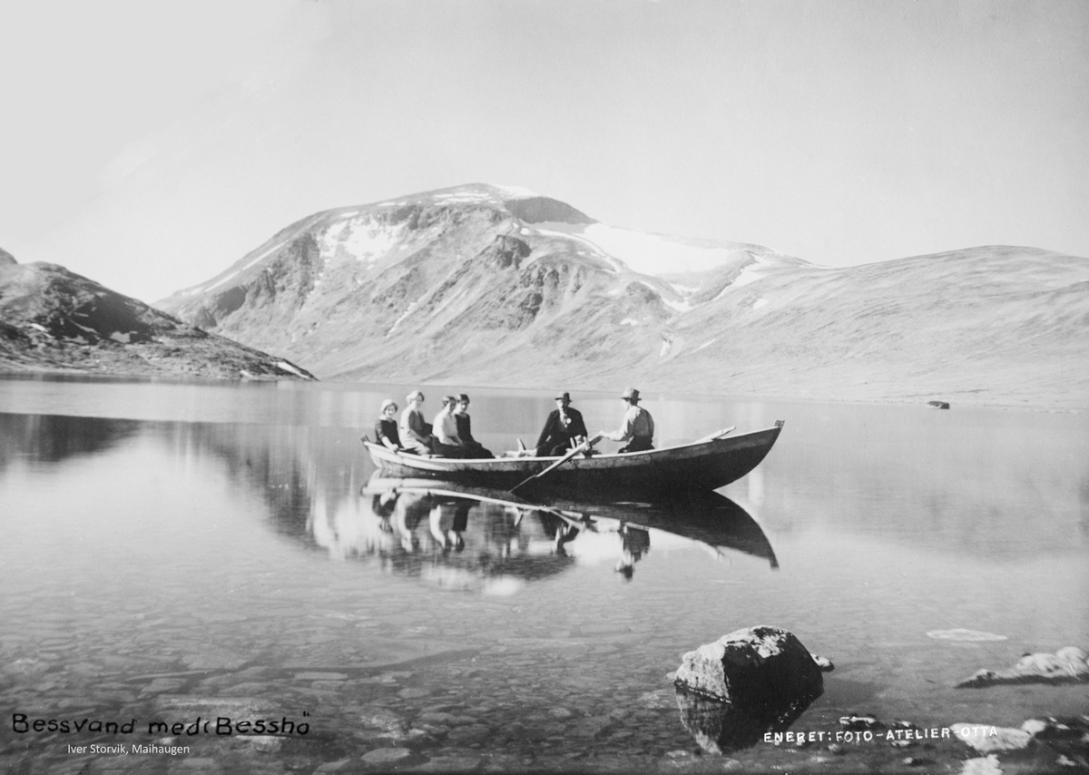 Jotunheimen, Bessvatnet mot Besshø, med gruppe på 6 i robåt