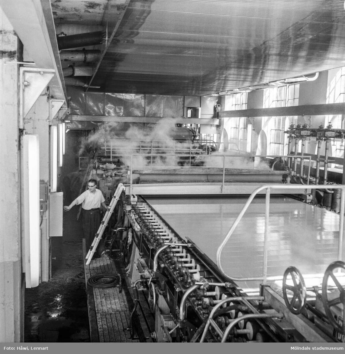 En man i arbete vid PM12 efter ombyggnad. Pappersbruket Papyrus i Mölndal, 19/9 1961.