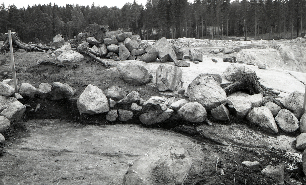 Profil grav A 1350 och stensträng A 2016. Foto från nordöst.