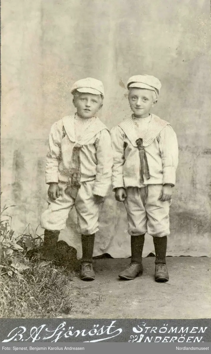 Portrett av to barn.
