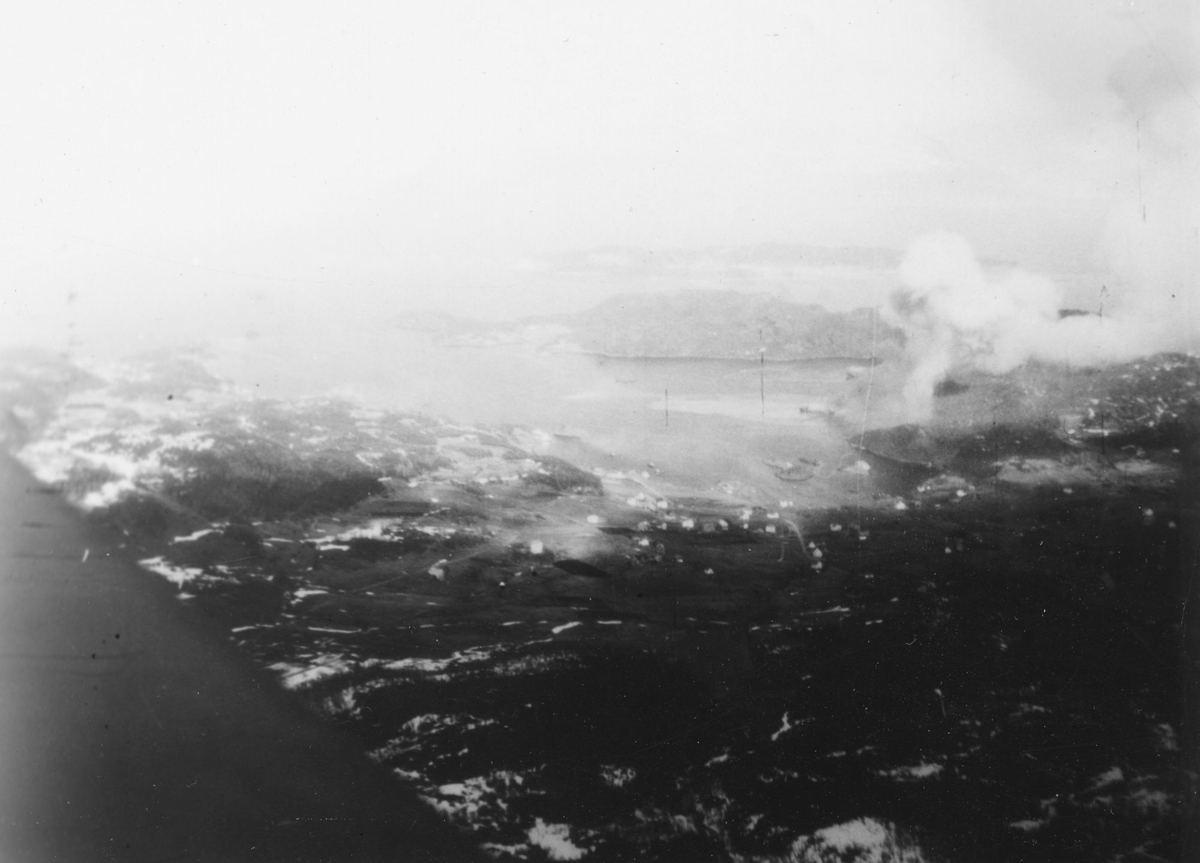 Bombingen av "Black Watch" i Kilbotn, fotografert fra et av flyene som deltok i angrepet.
