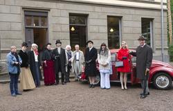 Beboerne stiller opp foran bygården. Fra lanseringen av boka