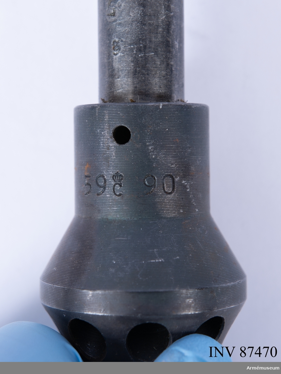Ammunitionen som användes var 9x19 mm lös patron m/1939 – en rödfärgad projektil med trämjölspulver- och plastblandning. När projektilen lämnade pipan splittrades den omedelbart av det konformade lösskjutningsskyddet längst fram och utgjorde därmed ingen fara för någon annan under förutsättning att det var fäst på rätt sätt. Det enda som kom ut var lite plastpulver. 

Vid skjutning med kammarammunition (svartfärgad projektil med blå rand med ingjuten 4,8 mm stor stålkula, kammarpatron m/1939) användes endast lösskjutningspipan utan skyddet. Det sistnämnda skedde på skjutbanor som var 30 meter långa. Den stoppfjäder som samhör med föremålet var till för att pipan och skyddet inte skulle gänga upp sig under skjutningen. 

Pipan målades aluminiumfärgad för att inte förväxlas med skarpskjutningspipa.