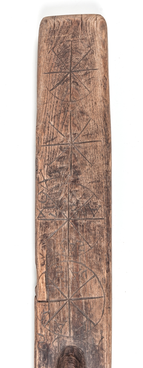 Mangelbräda, utan rulle. Ristade kors samt "DAS" "KAD", 1780.
Bakändan smalnar, med knapp utskuren i träet.