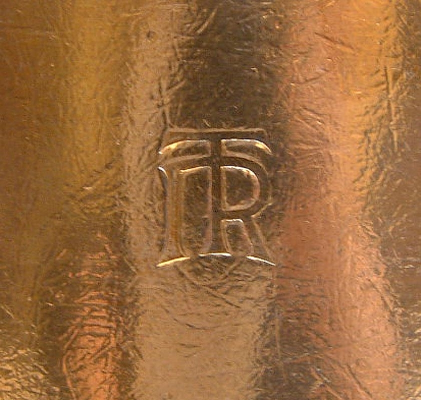 Kaffekanna för 100 cl, av nysilver med lock med knopp. TR-logotyp på ena sidan, av den äldre varianten med 'öppet' R.

Kannan är av samma modell som Jvm18247-1, men den har en nyare TR logotyp.