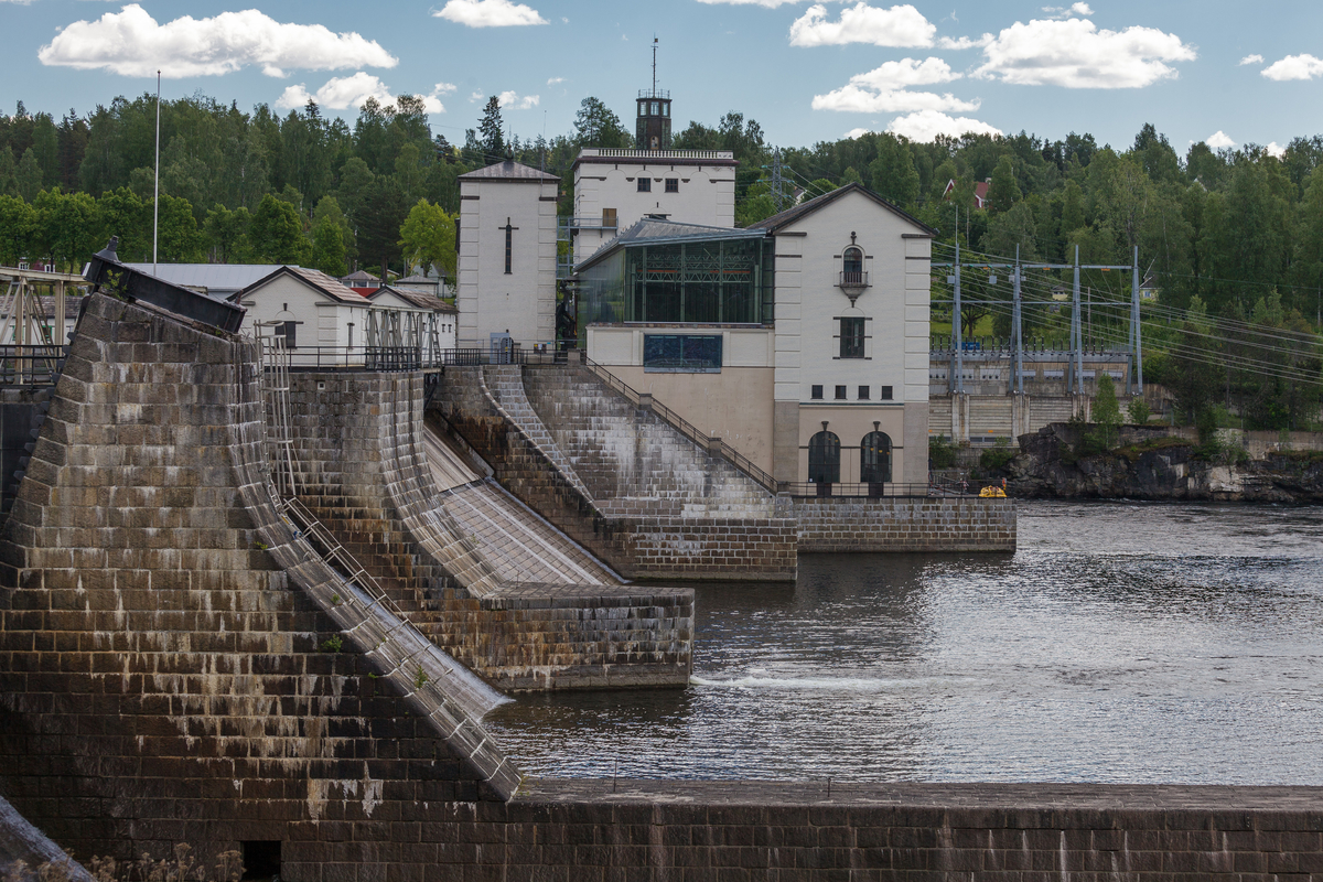 Rånåsfoss kraftverk i Glomma. Det kvite bygget til høgre er det opprinnelige kraftverket som var i drift mellom 1922 og 2014, glassbygget ved sidan av er Rånåsfoss III som stod ferdig i 2016.