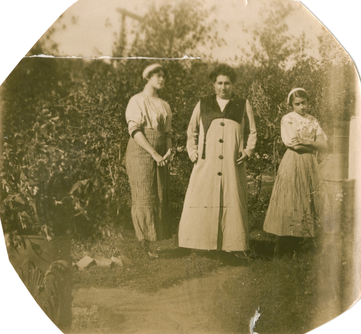 Sophie Rostin med to av sine døtre; Victoria til venstre og Serafima til høyre.