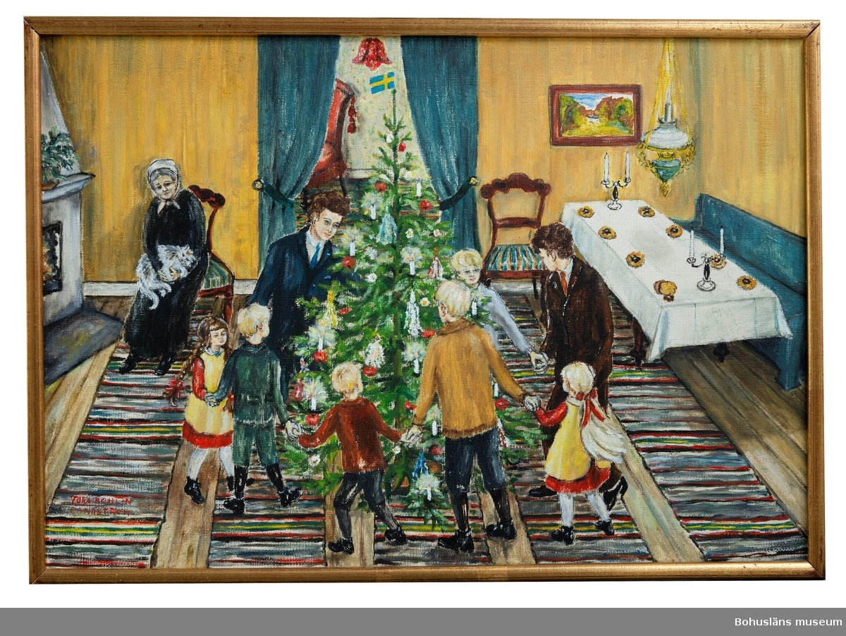 ]a, så är det äntligen julafton
Våra julhögar ligger på bordet. En för varje barn som är hemma! Brödkakan i botten. Sen solvagnen, och ovanpå den en stor pepparkaksstjärna. Brödkakan brukar bli kvar på bordet till trettondan (då vi matar Blenda med den), medan vi för det mesta har gnagt i oss både pepparkaka och kuse, och smygbitit i äpplen och karameller som hänger i julgranen, till stor skam och nesa när granen skall kläs av.

Gamle fanjunkare Grahn, som pappa bjuder hem varje jul, har kommit. Ganska så onykter, som vanligt. Han har förlorat hustru och barn och har inget hem. Stackarn!
Han sitter och gråter och sjunger
"Ja ä barn till en Kung! Ja ä barn till en Kung! Fastän liten å ringa ä ja barn till en Kung."
Varför gråter fanjunkarn frågar Göran. "Du förstår ja tycker dä ä så vackert, ja tycker dä ä så vackert. Tänd ljusen i granen. Du ska få en krona om du tänder ljusen."
Ja det förstås! Allan och Göran tänder och släcker ljus, och halar in enkronor, tills pappa stoppar affärerna. Vi måste passa på så inte fanjunkarn sätter sej på mammas buntade stolar, för han kissar ner sej. Så vi springer efter var han står och går och bjuder honom på en pinnestol.

Framåt kvällen måste Torsten, som är gift med Hulda, nödvändigt iväg till affären och köpa spik, och alldeles efter han har gått kommer tomten.
Tomten har alltid den stora blå "Ussjekorgen" och som vanligt är den full med julklappar!
Jag darrar hel och hållen, och gömmer mig bakom Hulda. Men Hulda står där så lugnt och tomten tar Hulda under hakan och frågar henne: "Vems är den här lilla tösen då?" och Hulda blir alldeles röd. Jag tycker det är konstigt, att tomten inte kan se, att det är Bettan och jag som är små töser och inte Hulda. Men han är väl gammal och ser dåligt.

Vi visste att det skulle komma en julklappslåda från Ebba och vi hade fantiserat om och gissat på vad det kunde bli för saker vi skulle få. Vi gick och väntade och väntade på att den där lådan skulle komma, men den kom aldrig, och vi var så oroliga över vad som hänt med den.
Mamma var inte ett dugg orolig över vad som hänt med den, och varför skulle hon vara det! Hon hade själv smusslat undan lappen från posten och sedan gömt paketet, vilket måste betraktas som ett storverk, med tanke på alla de här ungarna som roterade och fanns överallt. Till slut hade vi givit upp hoppet om att det skulle komma någon låda alls. Nu fanns plötsligt i tomtens korg, alla efterlängtade klapparna från Ebba.
Det var livremmar, portmonnäer, plånböcker, fällknivar, Fiaspel, en occarina och ett munspel. Bettan och jag fick var sin brosch. Det var så vackra silverfjärilar med emalj på. Min var ljusblå och Bettans röd, och vi satte fast dem i våra vita kragar med spetsar på, som vi hade när vi skulle vara fina. Det var en stor lycka tyckte vi alla.

Efter alla andra julklapparna, hämtar tomten varsin liten byrå, som han själv gjort till Bettan och mej. Pappa hade beställt dem. Överst är en stor låda som går att låsa och inunder den är ett litet mittskåp med tre smålådor på sidorna. Där är också en liten pigtittare med en låda under. Den skall stå ovanpå byrån! Och tänk, där passa dukarna precis, som vi fått av "Lucia" och kulljusstakarna med!
Tomten var så nyfiken. Han frågade oss om vi tvättade öronen ordentligt och hade rosett i håret, och hjälpte mamma och en massa annat.
Det var riktigt skönt när han gick, fast vi väntat så på honom, och vi fick så många fina julklappar! Jag är ju så rädd, fast det törs jag inte tala om för någon.

Bettan och jag får dessutom en alldeles speciell present var, denna julafton, men den har inte tomten med sig utan mamma ger oss den. Bettan får sin gudmors klocka med fåglar och rosor i emalj bakpå, och lång silverkedja till, och jag får mormors! Mamma ska förvara dem tills vi blir större.

Det blir så stilla och fint, och skönt och högtidligt, när mamma sedan läser julevangeliet. Vi vet nu så väl hur den lille pojken såg ut som Maria fick, för vi har ju ett kort på honom. Och det är också en stor lycka!
Sen äter vi den goda julmaten, och pappa skryter om syltorna. Mamma öppnar litet nyfiket högtidligt "locket" på osten, som hon ystat alldeles extra som julost. Göran påstår att det är en "lycklig ost", och det tycker vi andra med.

På kvällarna tänder vi ljusen i granen och vandrar sakta omkring den, för ljusen fladdrar så, och så sjunger vi: "Nu står jul vid snöig port, klappar på och myser" och "Nu så är det jul igen, jultomten myser. Julegran och klappar han skickar så snäll". Då dansar vi fortare. Ibland dansar mamma också med oss och det är allra roligast.

Tora Bohlin Landström ur "Barnsliga bilder med gullkant på", sid. 24 - 26.