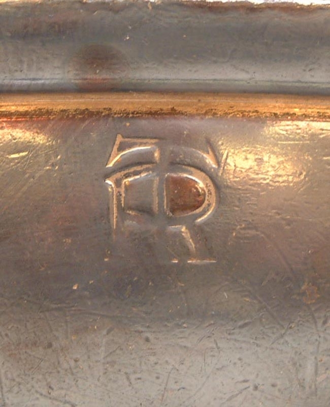 Rund skål eller karott av nysilver för 65 cl, med ovala handtag på båda sidor. 
Bred kant upptill. Med TR-logotyp.
