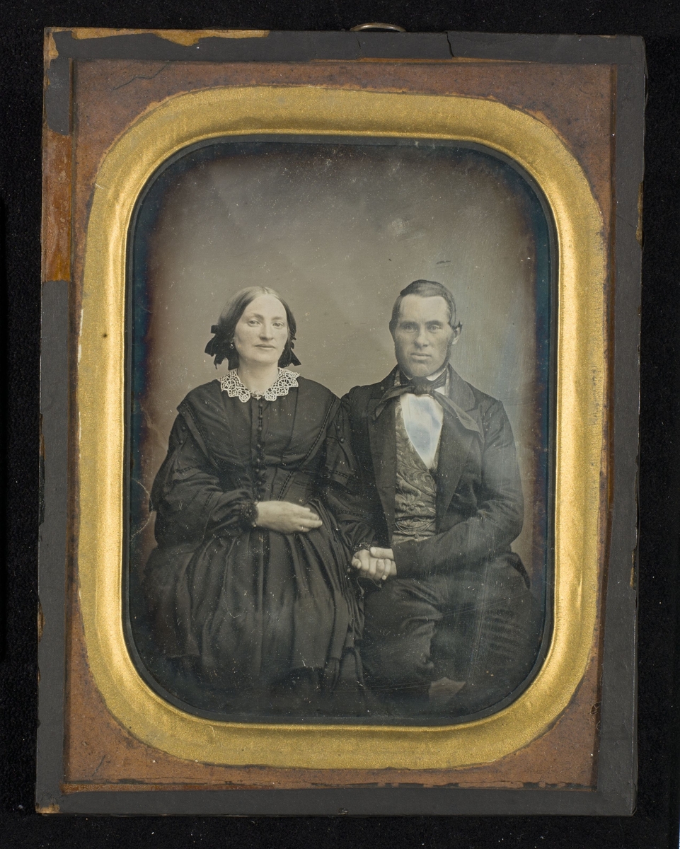 Daguerreotypi av ekteparet Thomas Angell Brown (1822-1900) og Johanne Marie Brown f. Lass (1824-1857). Håndkolorerte hudtoner.