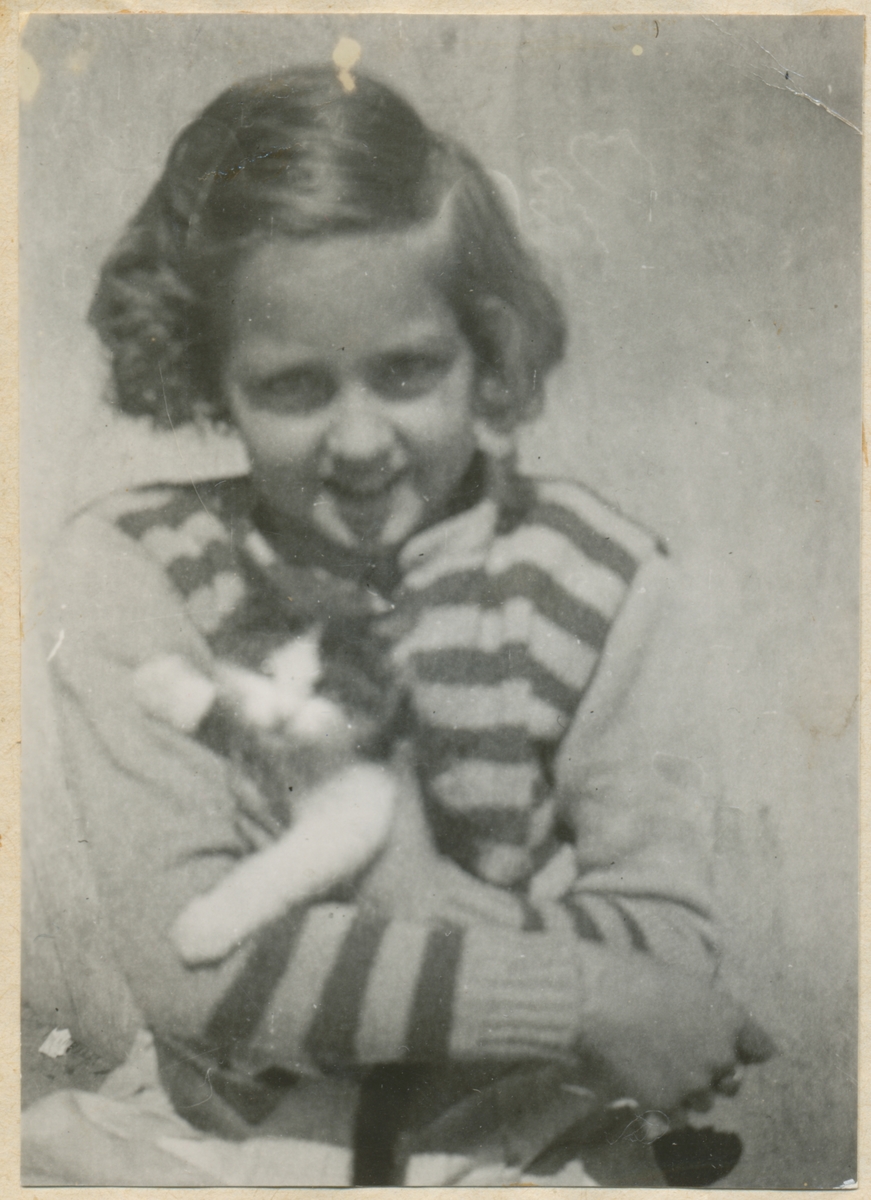 Astri Leüthen (f. 1933, g. Aasen) og katten "Truls", trolig ca. 1945. Bosatt i Trondheim.