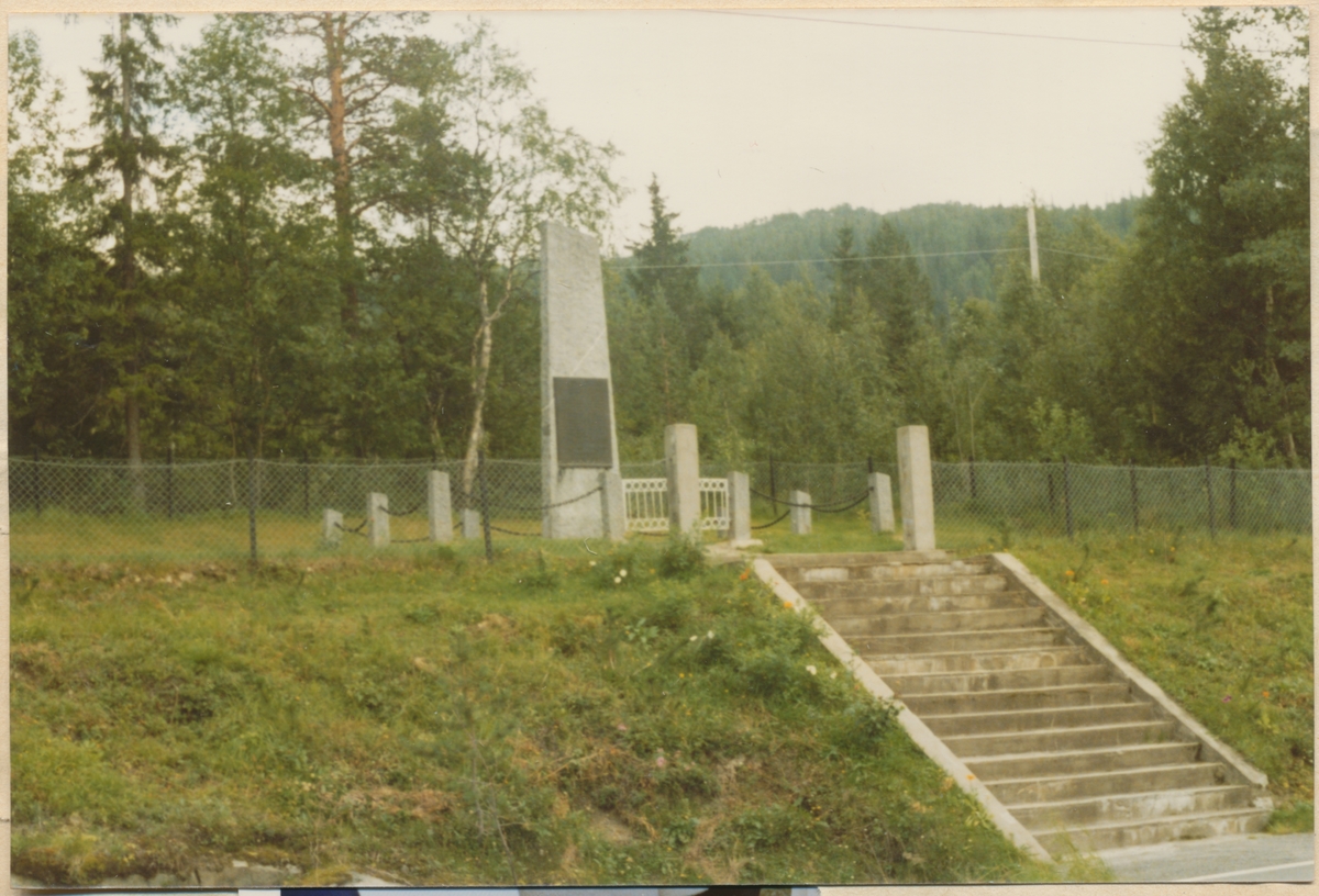 Minnestøtte ved Majavatn stasjon over ofrene fra "Majavatn-saken" i 1942. Bildet er trolig tatt på 1970-80-tallet.