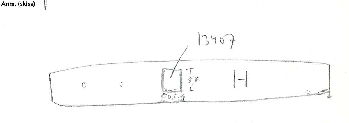 Laggstav till en tunna. Rektangulärt hål på mitten med isittande propp (13407). Bomärke. Sju hål varav två med tapp finns på staven.