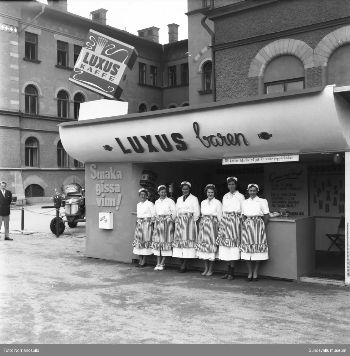 Vid Sundsvallsmässan 1954 hade Luxus kaffe satt upp Luxus-baren vid GA-skolan med demonstration och pristävling. Till kaffet serverades Corona-pepparkakor.