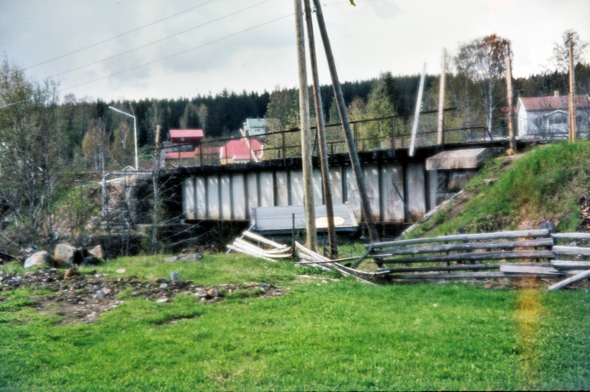 Bru over Augedalselva ved Prestkvern mellom Jaren og Røykenvik stasjoner på nedlagte Røykenvikbanen