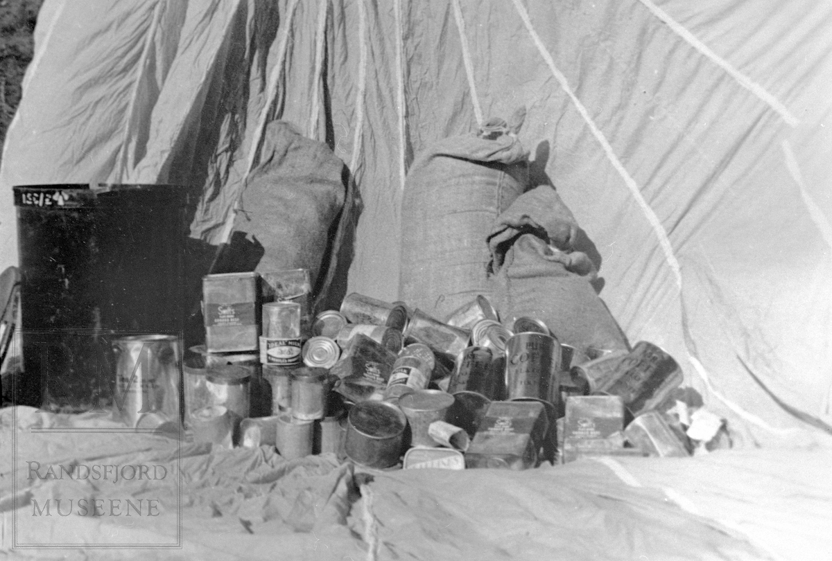 Fallskjerm og hermetikkbokser fra slipp på Lunner til motstandbevegelsen under 2. verdenskrig