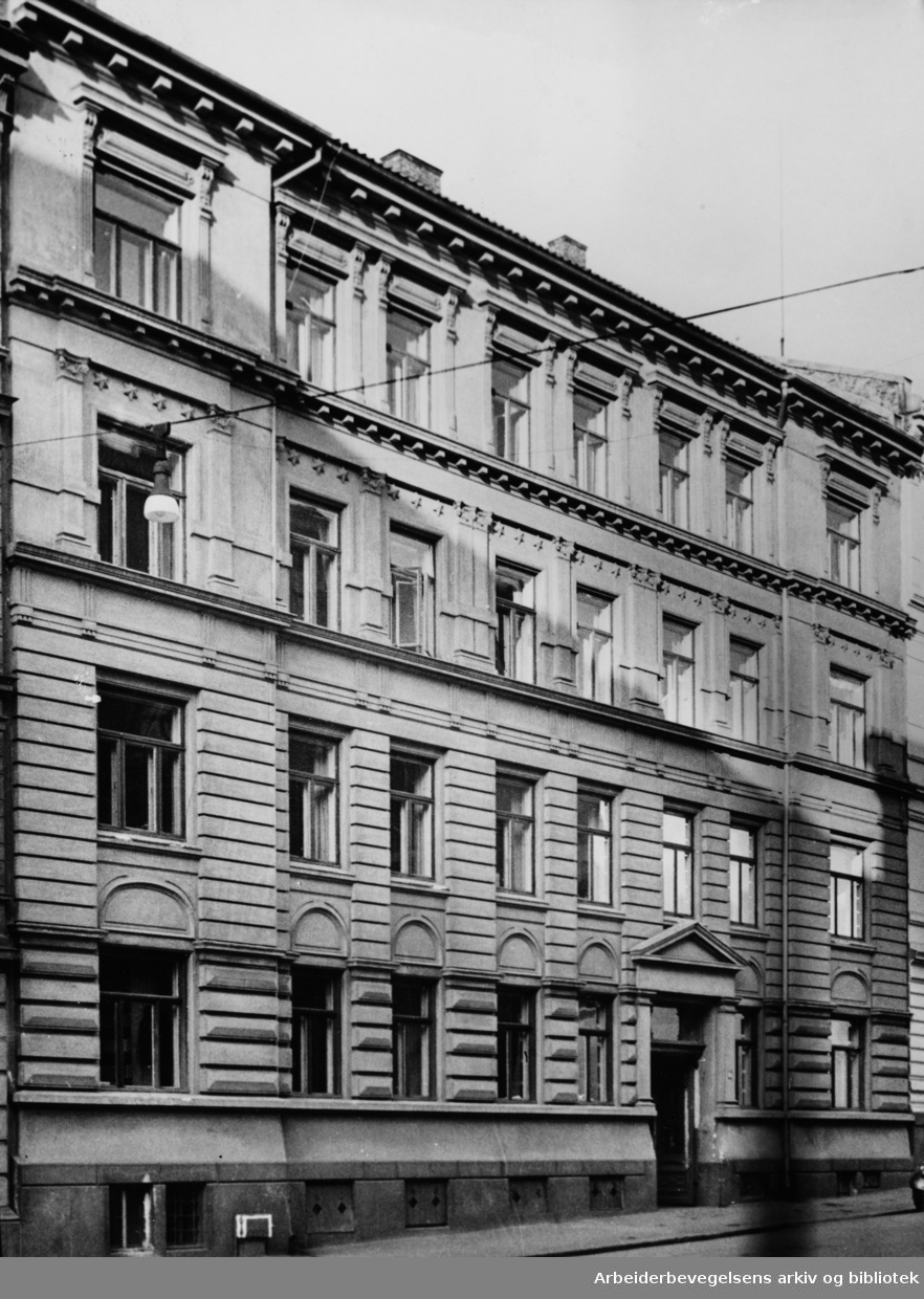 Arbins gate 7. Hovedkontoret til Lebensborn, hvor organisasjonen disponerte 4 etager og et personale på 60 personer. Lebensborn eingetragener Verein, var en velferdsorganisasjon for ugifte mødre som hadde barn med medlemmer av SS. Foto tatt November 1945.