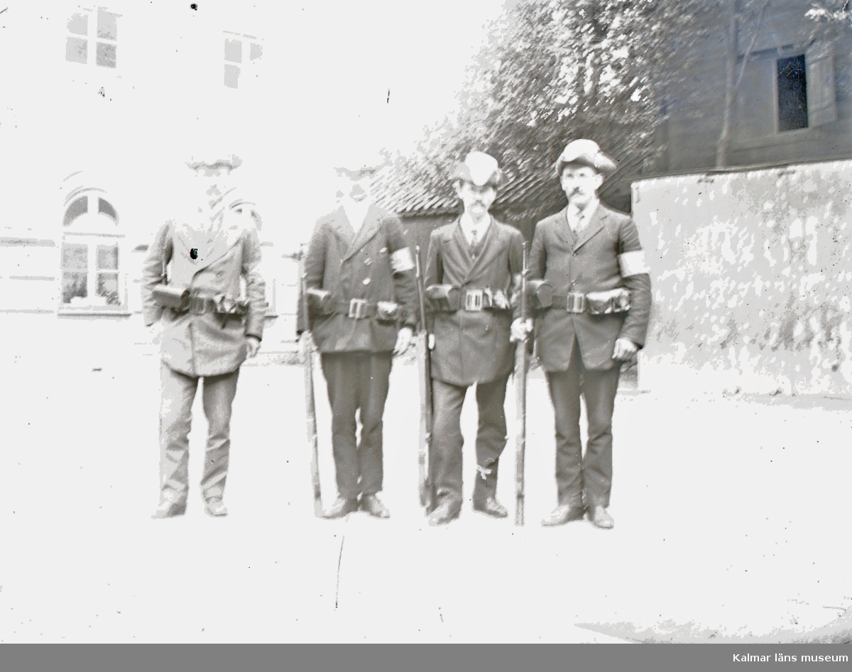 Pappa i mobiliseringen. På bilden syns fyra män i uniformer från första världskriget. Pappa, är troligen Karl Björklund, Gunnel Blomdahls morfar. Vem av dem som är pappa framgår inte. Var bilden är tagen är inte känt.
