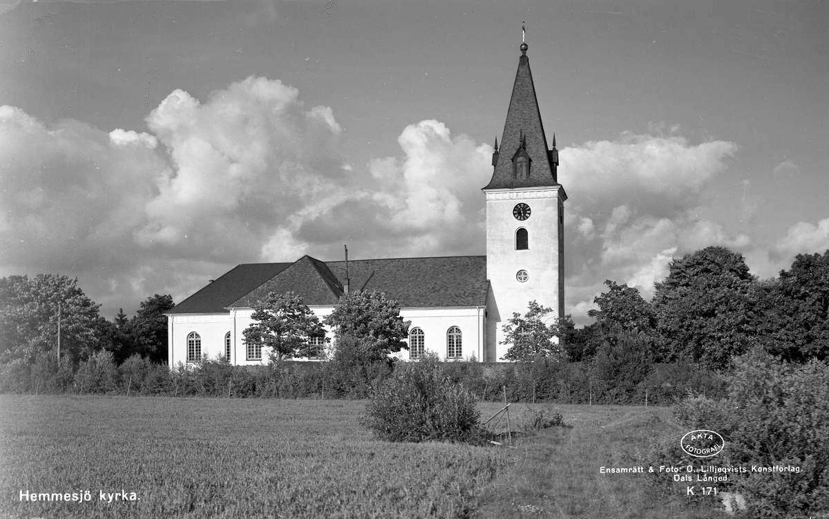 Kyrkan i Hemmesjö är en korskyrka som uppfördes åren 1852 - 1854 i historicerande blandstil efter ritningar Johan Adolf Hawerman. Den är byggd i av sten, putsad och vitkalkad med tegelorneringar i fasaden. 
1854 invigdes kyrkan av biskop Christopher Isac Heurlin. Hemmesjö gamla kyrka övergavs och blev ödekyrka.