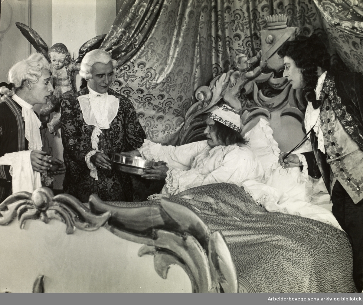 Stillsfoto fra Per Aabels og Harry Ivarsons spillefilm "Jeppe paa bjerget" fra 1933. Hauk Aabel som Jeppe i baronens seng, Erling Drangsholt som baron Nilus.