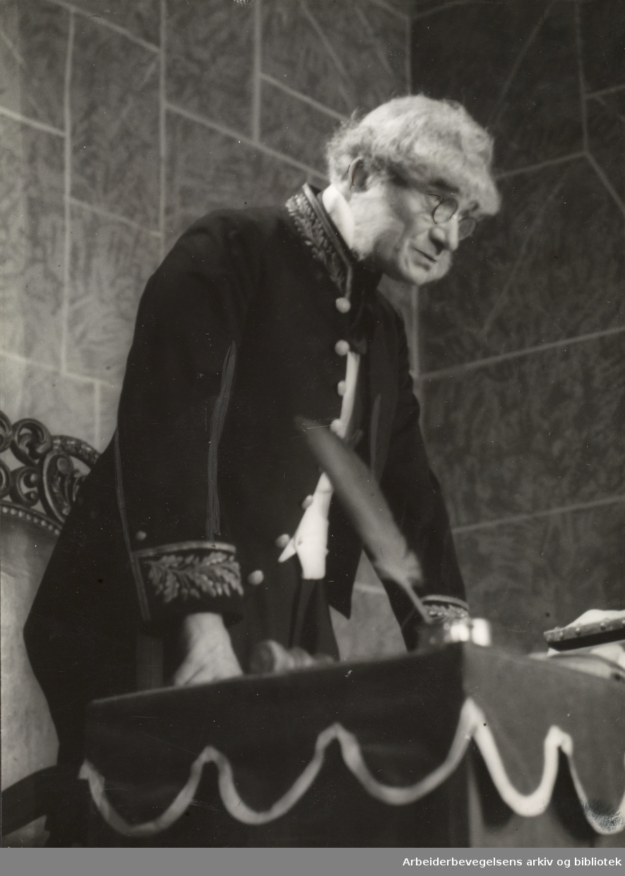 Stillsfoto fra Tancred Ibsens spillefilm "Gjest Baardsen". Johan Hauge i rollen som dommeren.