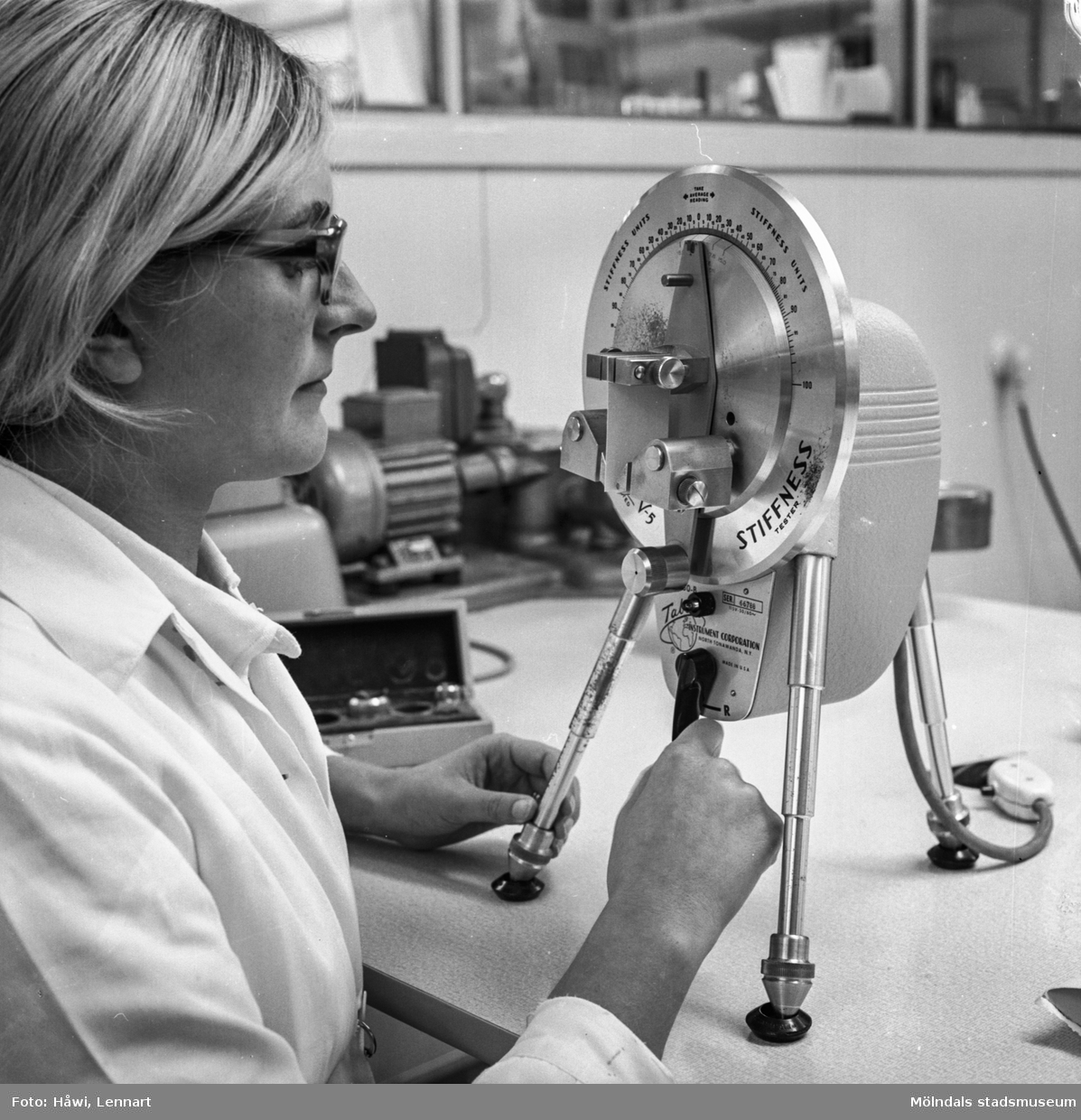Kvinna i arbete vid mätinstrument på pappersbruket Papyrus i Mölndal, 8/9 1970.