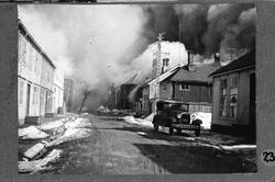 Namsos sentrum, 20.04.1940. "Nora-hjørnet" står i flammer. I