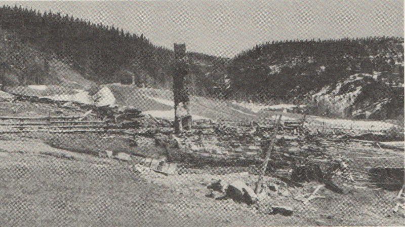 Restene av husene på vestre Nåverdalsbakken etter bombinga disse dramatiske aprildagene i området. Fra Jensen: Krigen i Norge 1940. (Foto/Photo)