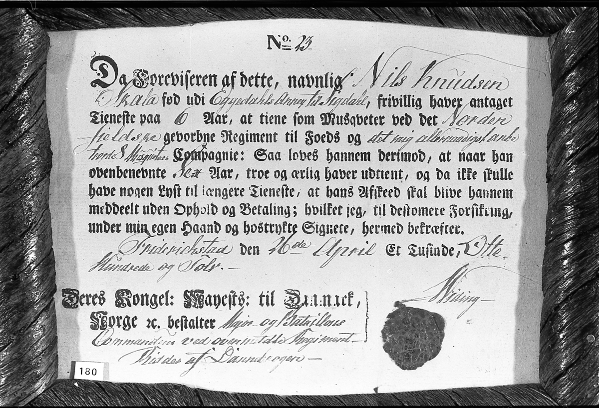 Tjenestebevis ("pass") fra 1812, for Nils Knudsen Skåla (1791-1879), som har verva seg for 6 år til tjeneste ved det gevorbne Nordenfjeldske Compagnie. Forsikring om at han, når de 6 år har gått, skal være fri fra tjeneste.
