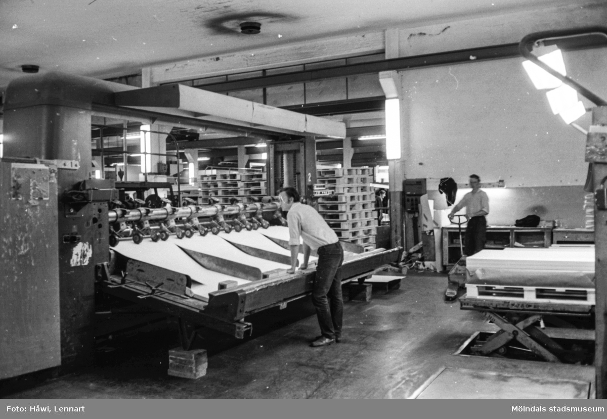 Män i arbete vid maskin, KM 2. Byggnad 6. Pappersbruket Papyrus, hösten 1970.
