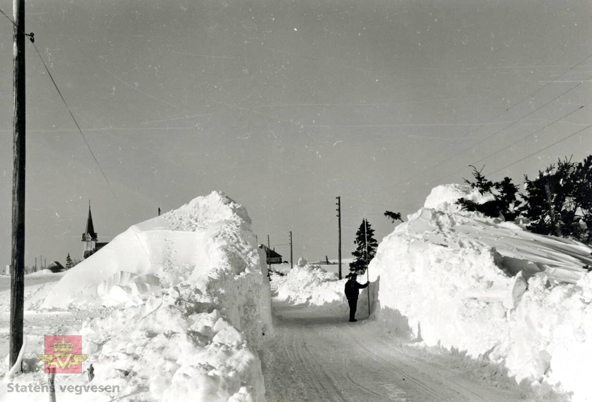 Snøvinter på Jæren antatt 1969. Bildet ble tatt på fylkesveg 114 sør for Varhaug kirke på Odland. Snømåling.