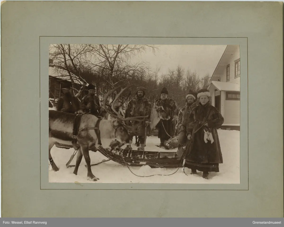 Utfart fra doktorgården Solheim 1897. Ellisif Wessel til høyre, i midten handelsmann Hans. P. Figenschou. Midt i bildet ser vi vappus Jon Must, de andre er lokale samer.