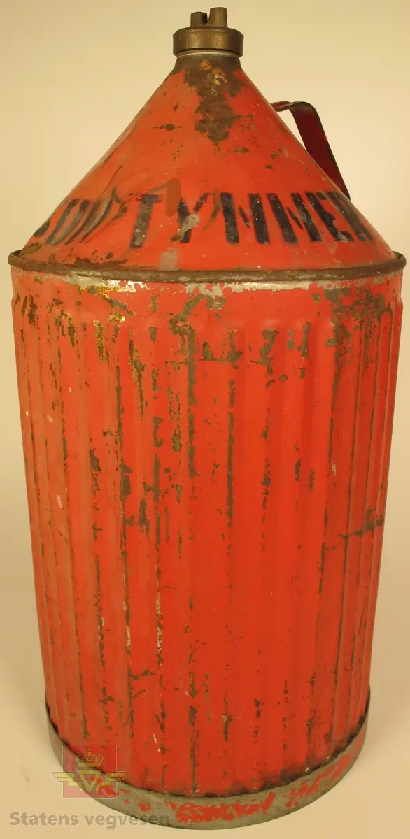 Sylinderformet beholder i metall som smaler inn til en tut i toppen, med håndtak og skrulokk med gjenger. Påskriften HAPOSON TYNNER på øverste delen av beholderen.