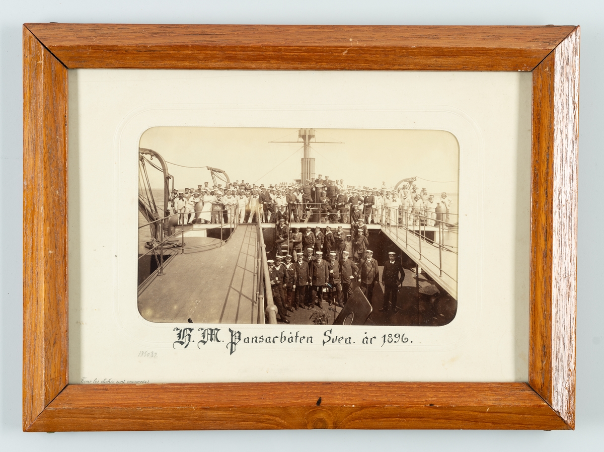 Bilden visar besättningen ombord på pansarkeppet Svea år 1906.