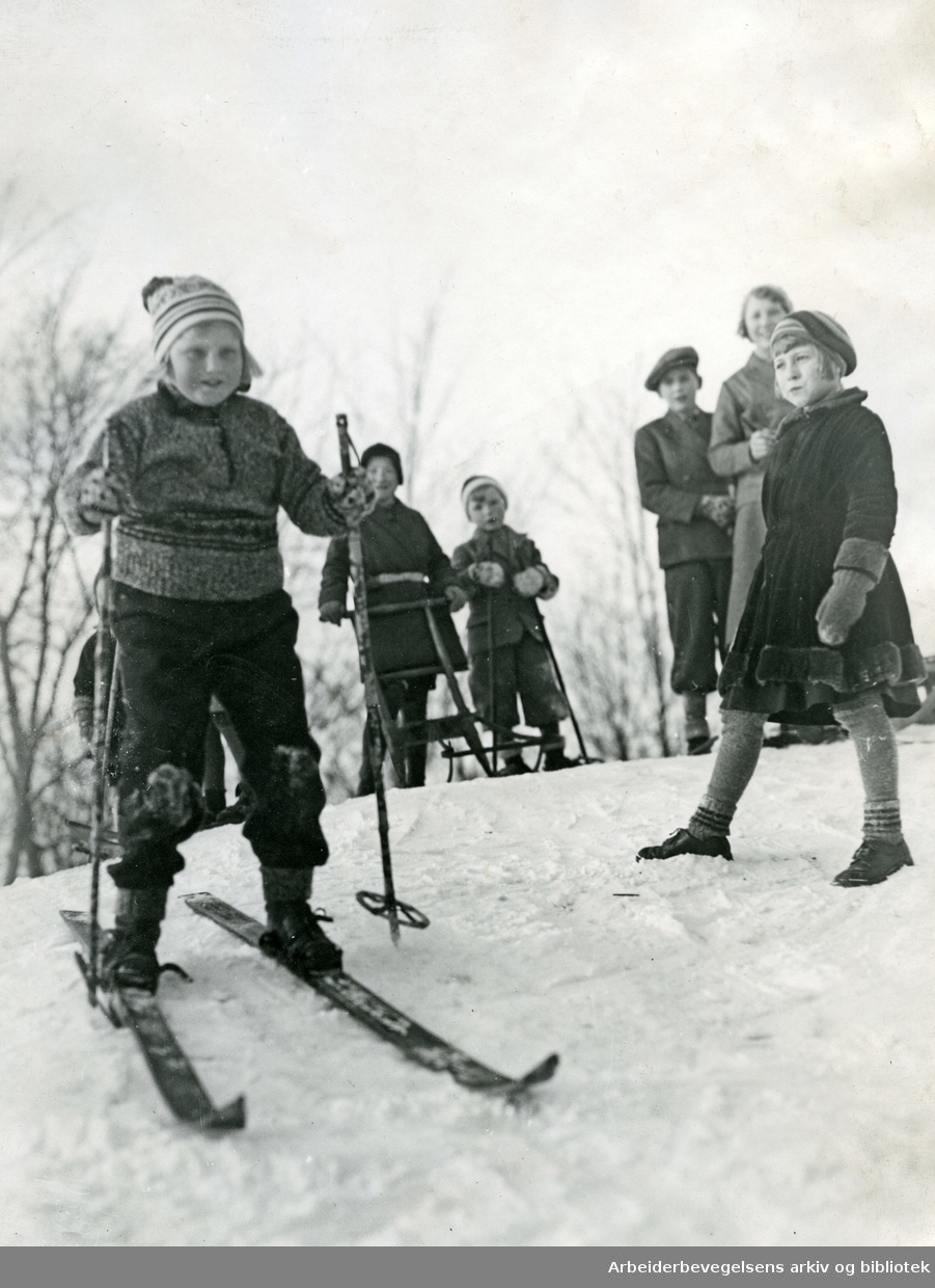 Barn på ski. Oslo. 1930-tallet..