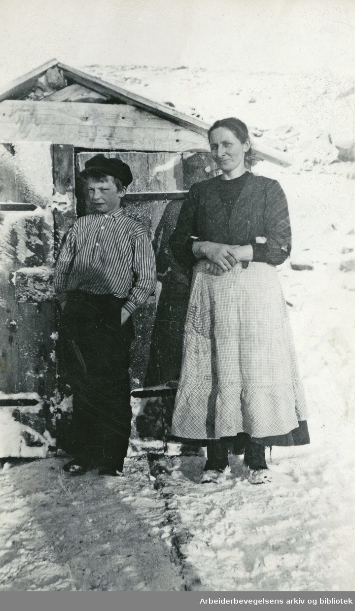 Skrevet på baksiden av fotografiet: "Vaskekona". Bilde fra artikkel om Røros Kobberverk i Arbeidermagasinet nr. 22, 1934.