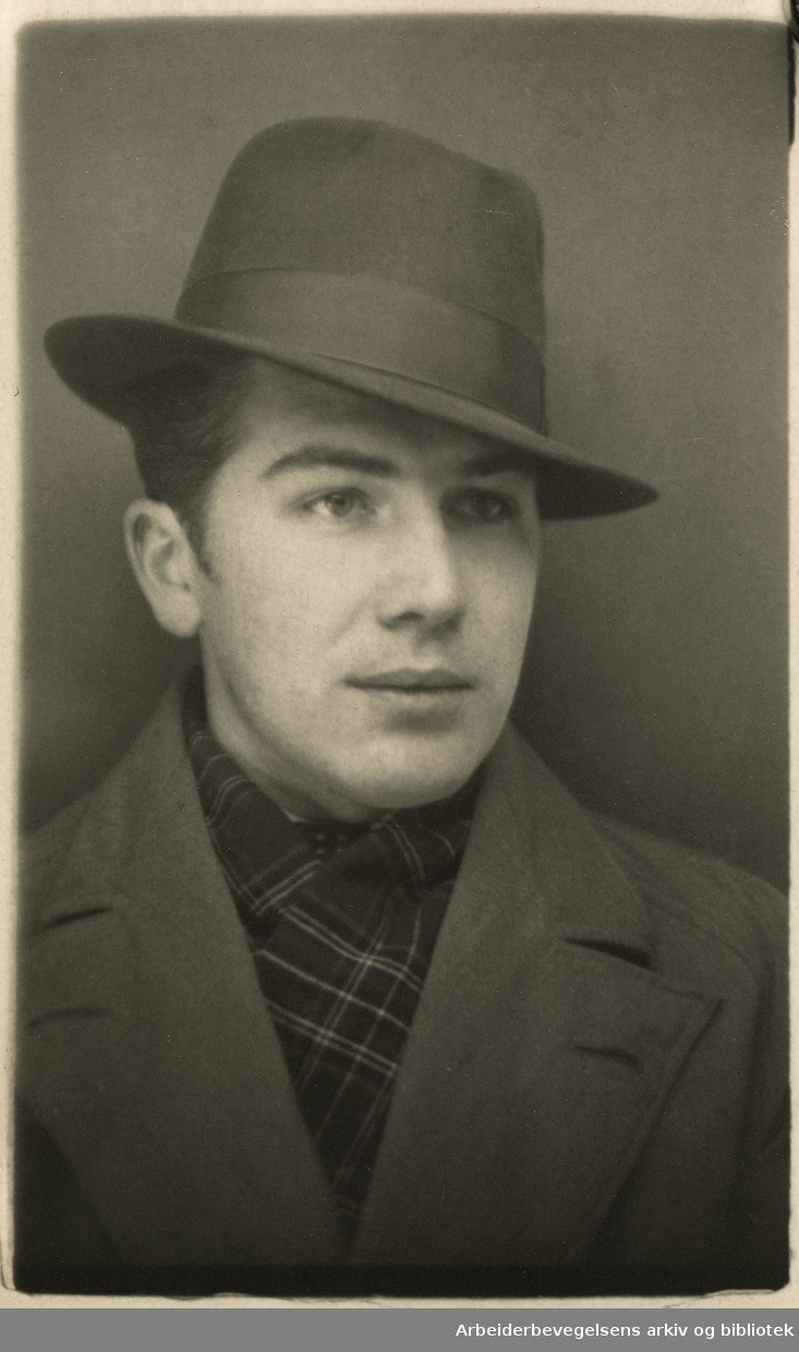 Trygve Mosebekk (1909-1981). Tegner..Foto: Auto-posé fotoautomat. Oslo, 7. november 1934.