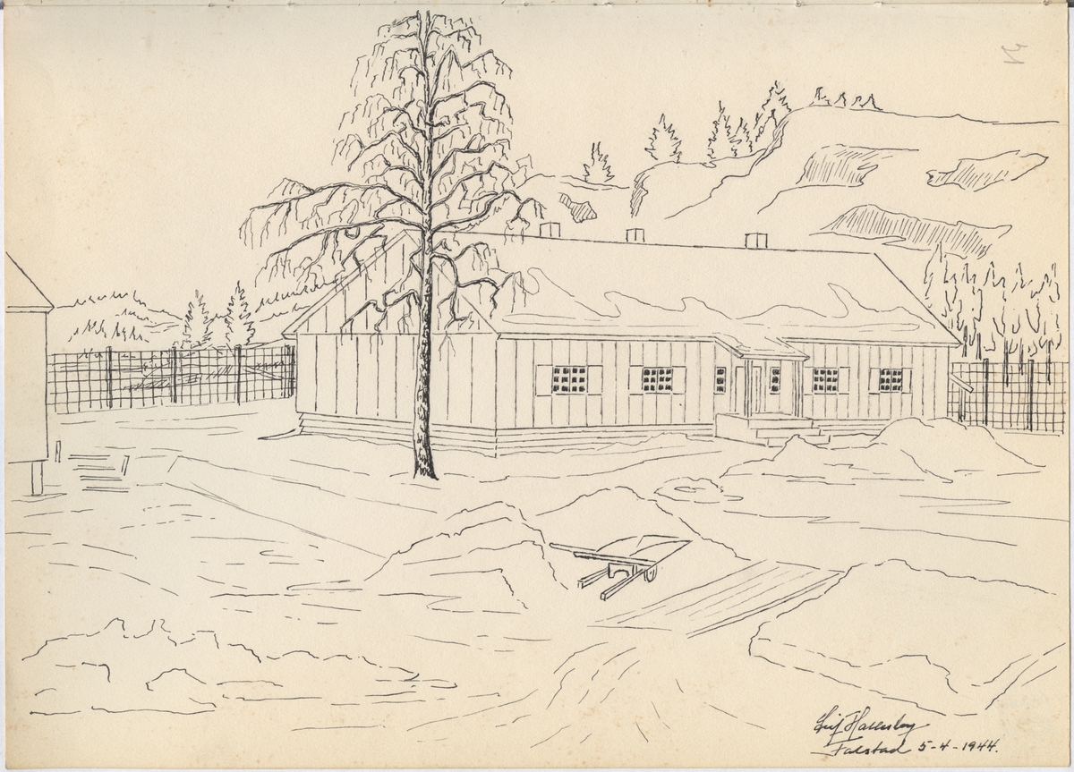 Tegning fra Falstad fangeleir, "Brakke I, april 1944". Utsikt fra leirens hovedbygning mot fangebrakke 1 (brakka nærmest vegen). Tegninga er datert 05.04.1944.