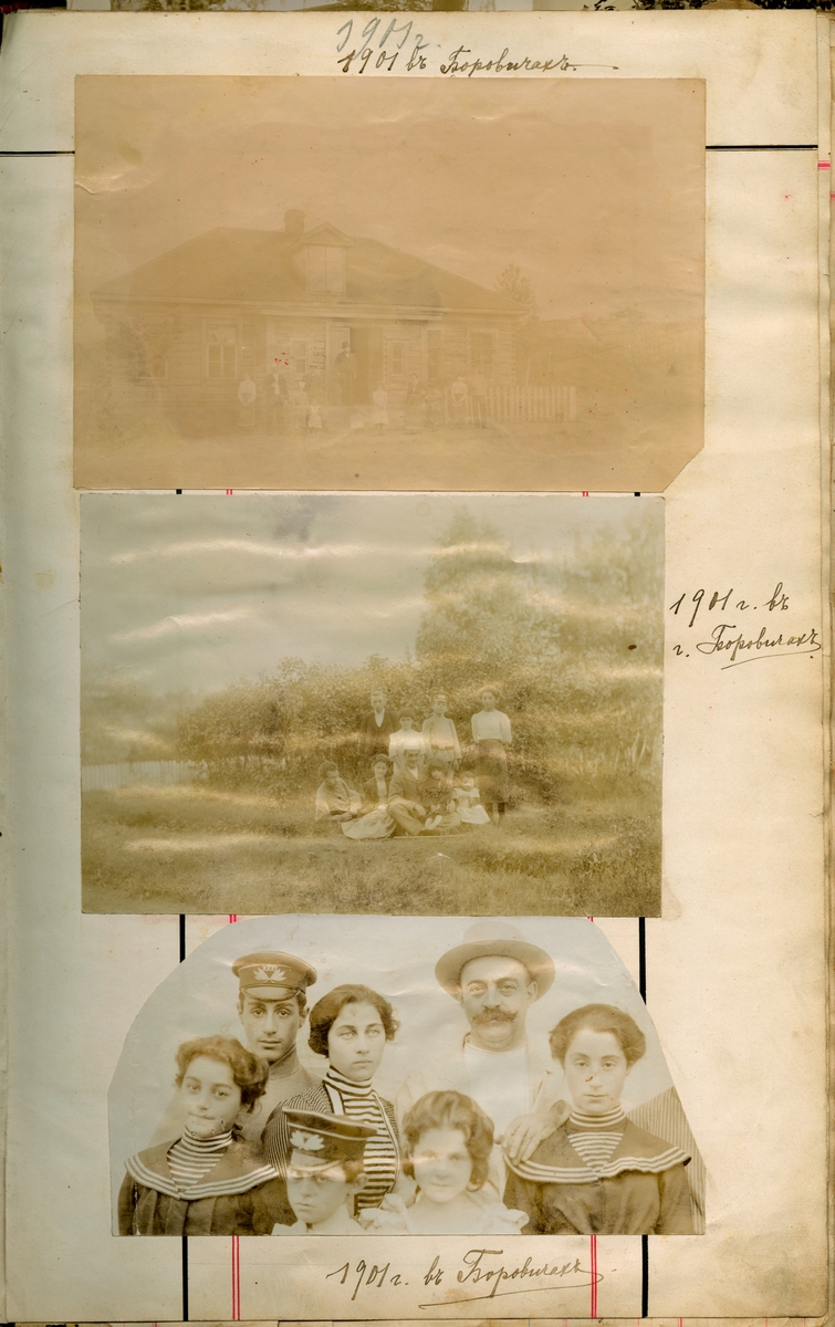 Øverste bildet: Familien Rostin på utsiden av sitt hus.
Midterste bildet: Familien Rostin fotografert utendørs.
Nederste bildet: Gruppebildet av familien Rostin.