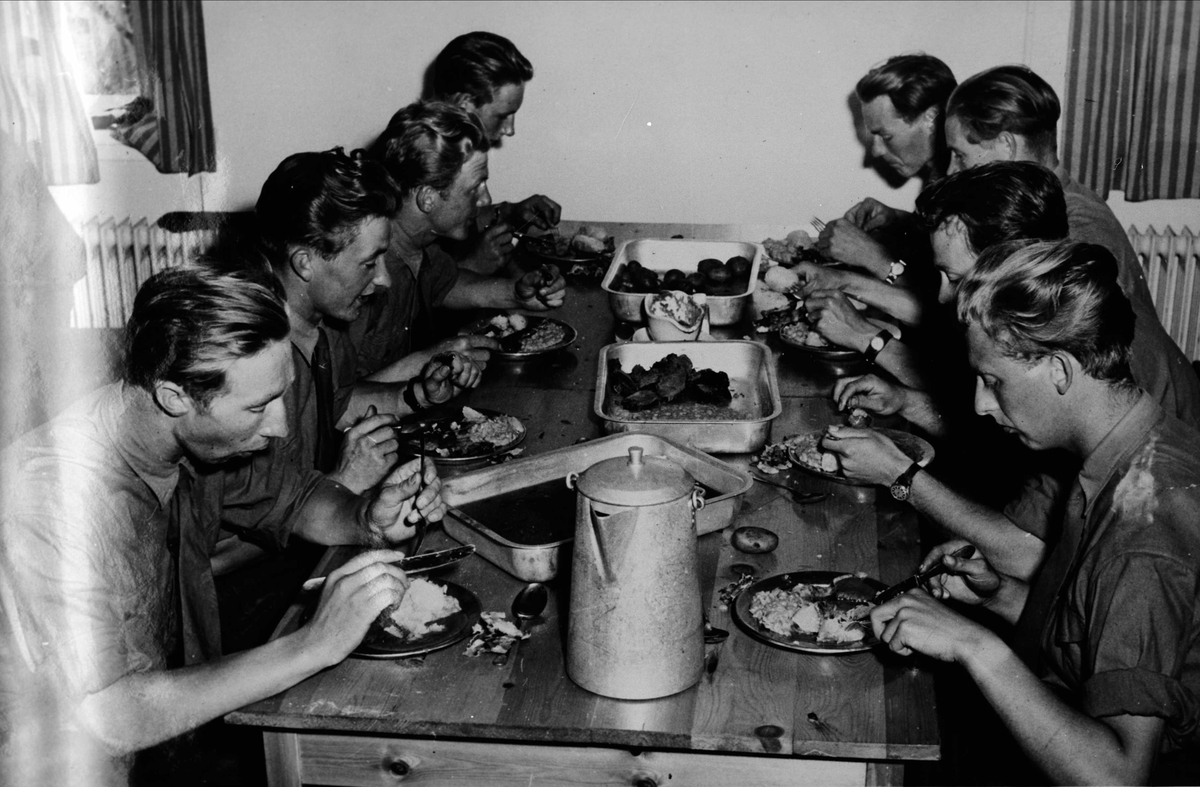 Soldater i spisesalen på Kråkenes fort.