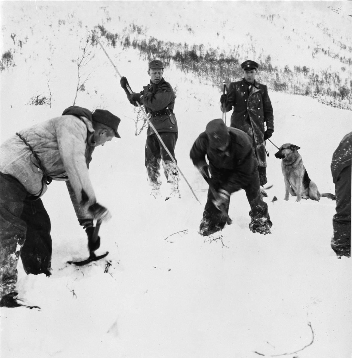Soldater deltar i redningsarbeid etter snøras.