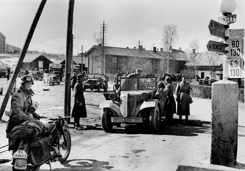Tyske tropper på Tynset tog 24. april 1940. Foto fra Arneberg og Hosar: Vi dro mot nord. (Foto/Photo)
