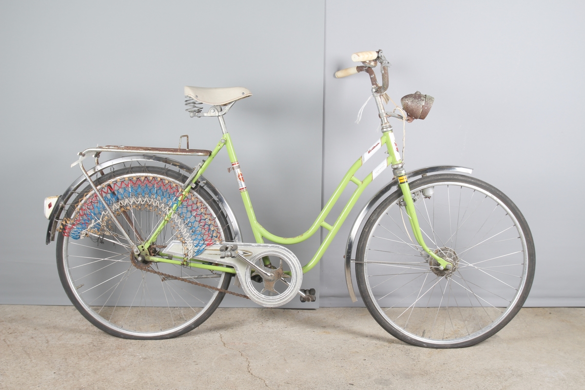 Svithun-sykkel, produsert av DBS for Maskinhuset i Stavanger. Lysegrønn sykkel med kjolenett på bakhjulet.