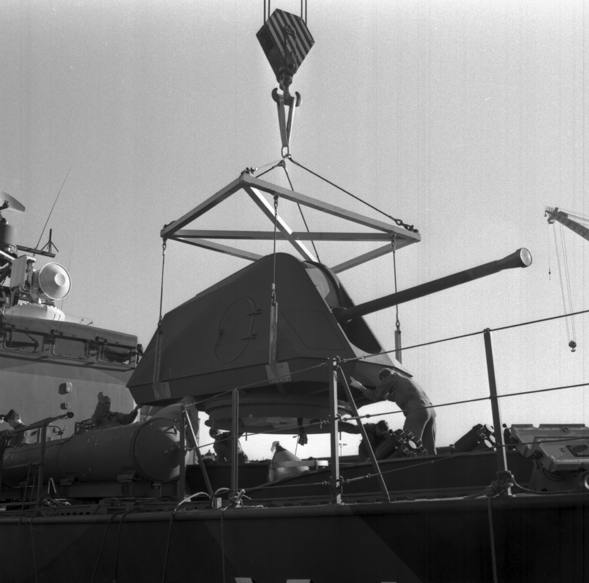 Lyft av 57mm kanon till kustkorvetten Stockholm\\\\anm. neg ingår i en serie om 11 st varav endast det första\\V 100394 scannats/gp