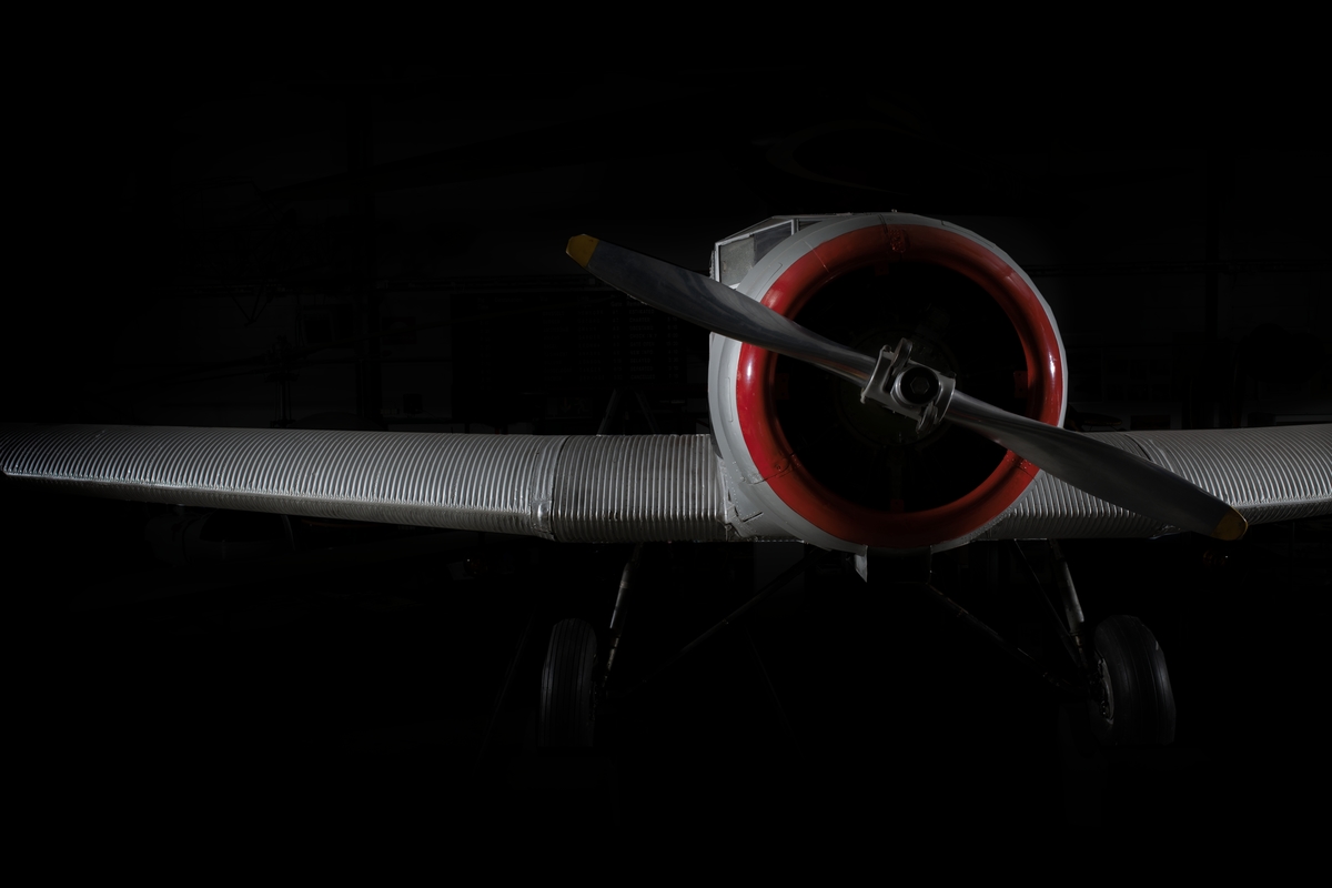 Flygplan av modell Junkers W34. Enmotorigt propellerflygplan, lågvingat monoplan, konstruerat av duralaluminium. På båda sidor av flygkroppen märkt: "Lapplandsflyg".