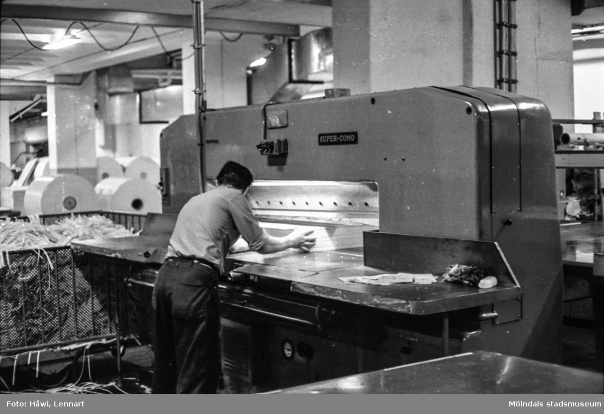 Man i arbete vid skärmaskin på pappersbruket Papyrus i Mölndal, hösten 1970. Skärsalen, tredje våningen? Byggnad 18.