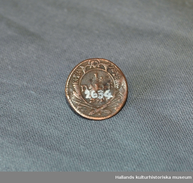 Mynt, 1 daler från 1718. Märkt: "FLINK OCH FÄRDIG". Karl XII:s nödmynt.